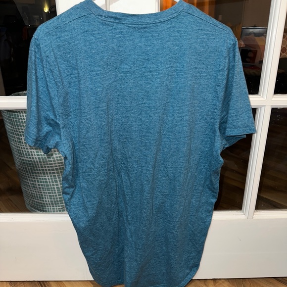 Hollister scoop t-shirt in XL, worn maybe 1-3 times. Like-new condition - Picture 2 of 3